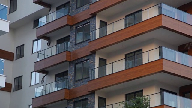 日落时分拍摄的现代公寓视频素材