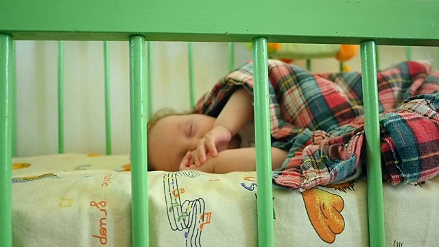刚出生的男婴在床上视频下载