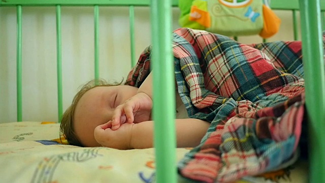 睡在婴儿床里的婴儿视频素材