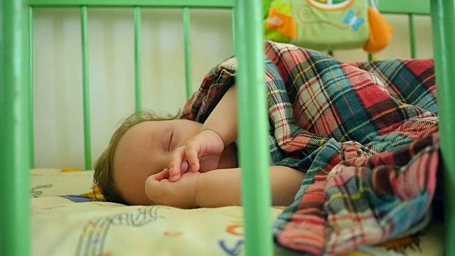 睡在婴儿床里的婴儿视频下载