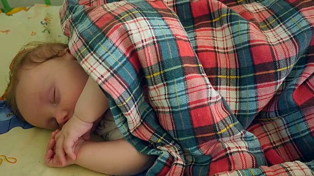 睡在婴儿床里的婴儿视频素材