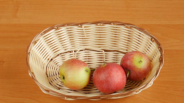 篮子里有蛆的苹果。视频下载