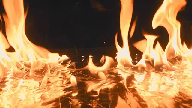 打火石的火花从一组幸存下来，点燃了汽油视频下载