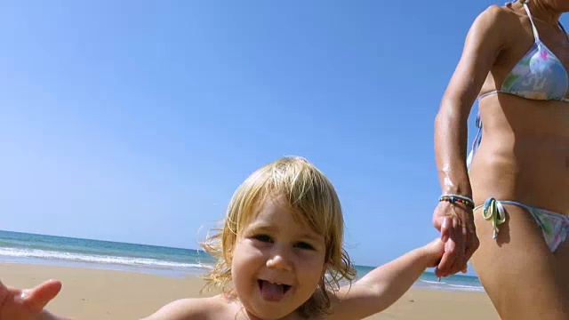 宝宝在海滩上追着相机视频素材