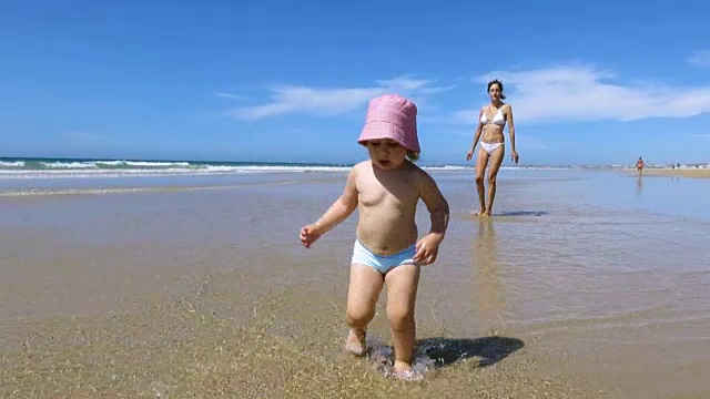 婴儿在海边奔跑视频素材