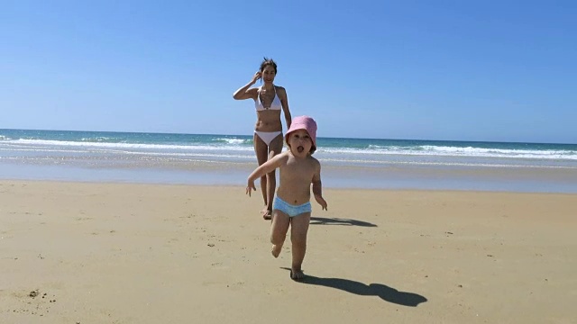 宝宝在海滩上跑向相机视频素材