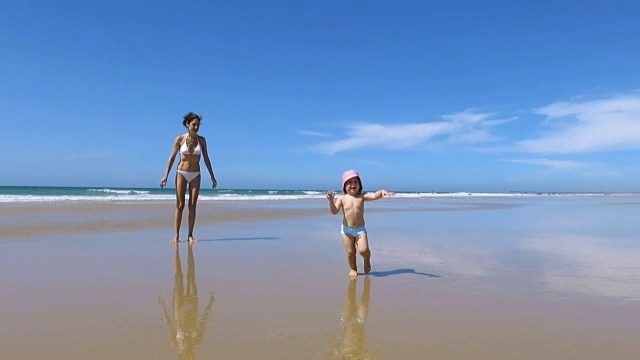 在海滩上，宝宝边走边跑向相机视频素材