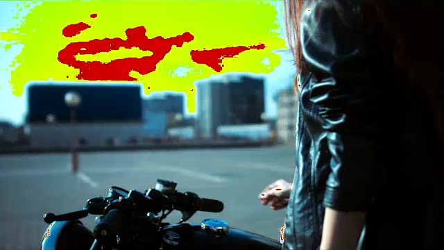 年轻性感的白人女性摩托车手走向她的定制咖啡赛车手手头盔视频下载