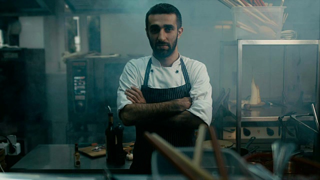 Cinemagraph -英俊的白人厨师站在餐厅厨房视频素材
