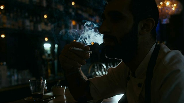 CINEMAGRAPH -餐厅厨师在吧台后面抽烟视频素材