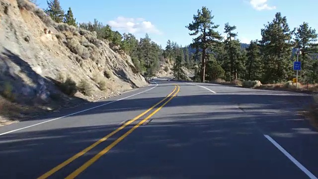 司机的POV在农村的加利福尼亚，美国，与树木的阴影，拍摄的R3D视频素材