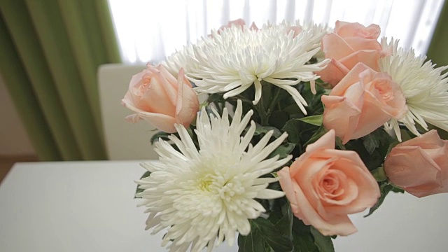美丽的白色菊花和粉红色玫瑰花束在家里的内部视频下载