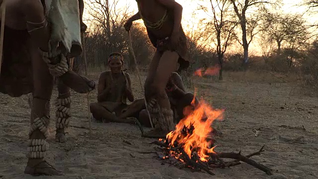 布须曼家族围着火跳传统舞蹈视频下载