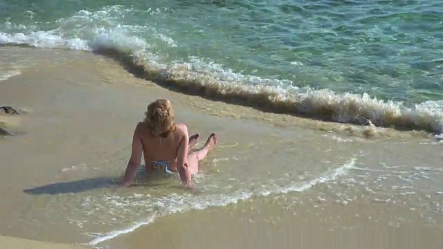 沙滩上的女人视频素材