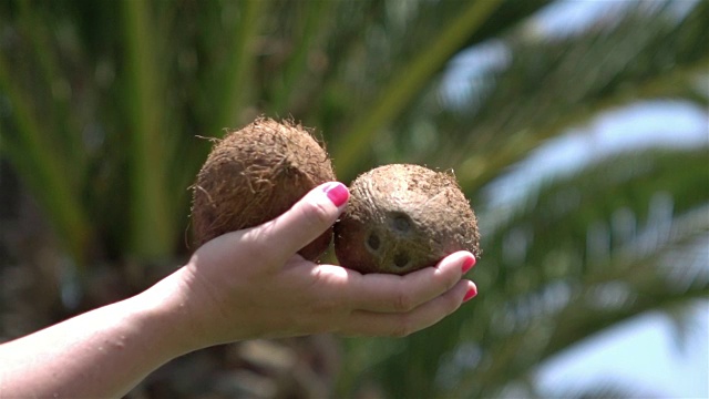 两段手扶椰子的慢动作视频视频素材