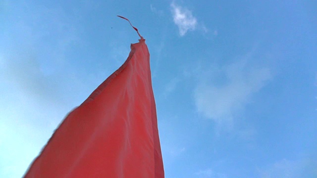 红旗迎风飘扬的慢镜头视频下载