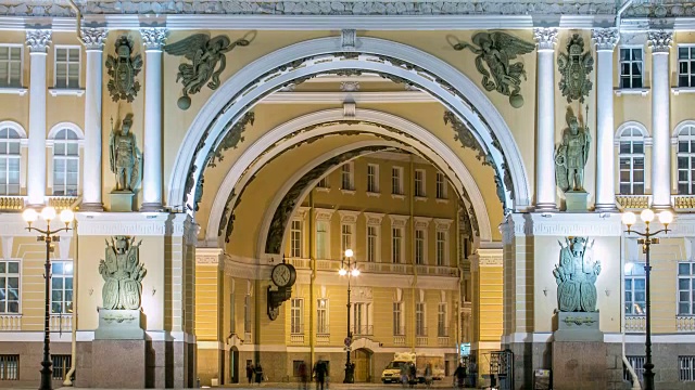圣彼得堡宫殿广场上的总参谋部大楼的拱门视频下载