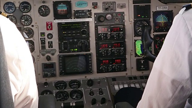 飞机驾驶舱控制与飞行员交谈视频下载