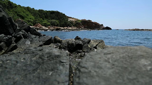 多岩石的海岸拍打着海水视频下载