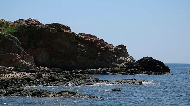 多岩石的海岸拍打着海水视频下载