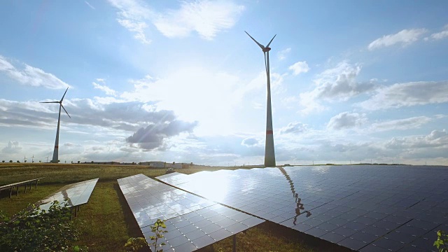 风力涡轮机和现代太阳能电池板在农村视频素材