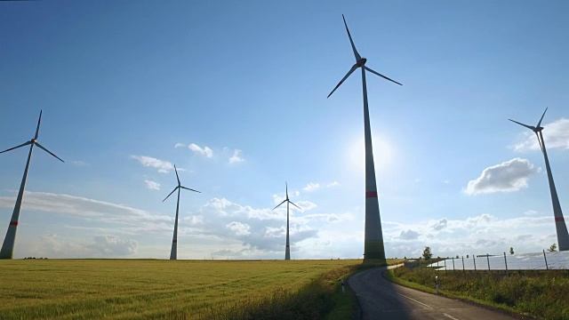 风力涡轮机和现代太阳能电池板在农村视频素材