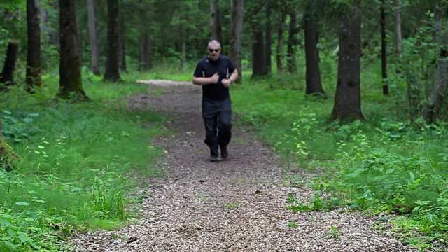 人类在森林小径上慢慢地奔跑视频下载