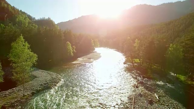 全高清FHD鸟瞰图。在阳光明媚的夏日清晨，低空飞过新鲜寒冷的山间河流视频素材