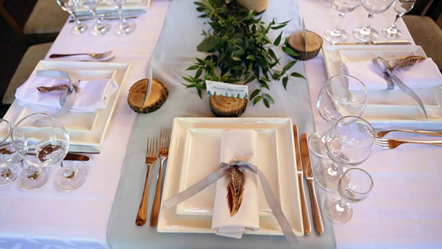 节日餐桌上用木头和野花做成的装饰品视频下载