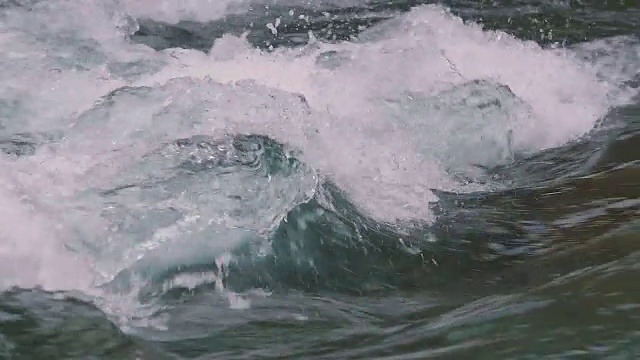 日本奥多摩，多摩河的水流，用慢镜头拍摄视频下载