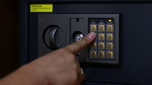 男性手推安全密码，从保险箱中取出钱和护照视频下载