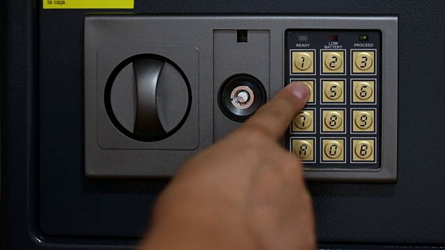 男人的手推着安全密码，把钱和护照放在保险箱里视频下载