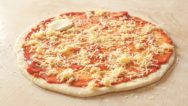 配以马苏里拉奶酪，生煤玛格丽塔披萨。关闭了。视频下载