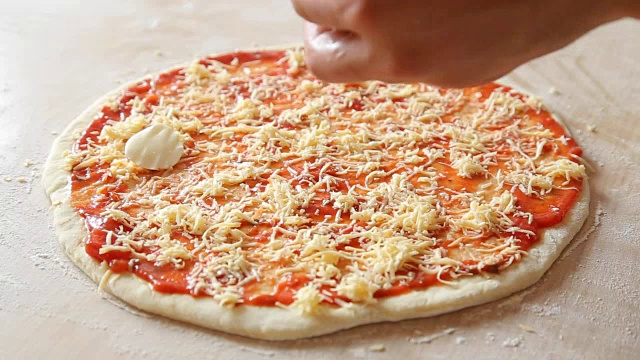 配以马苏里拉奶酪，生煤玛格丽塔披萨。关闭了。视频素材