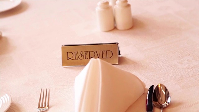 白布餐厅的餐桌上立着一块预留的铭牌视频下载