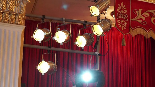 剧院的灯光。红色的背景。视频下载