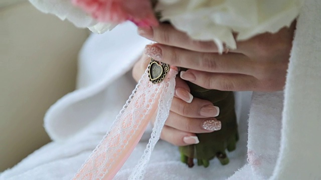 女人纤巧的双手捧着一束美丽的鲜花视频素材