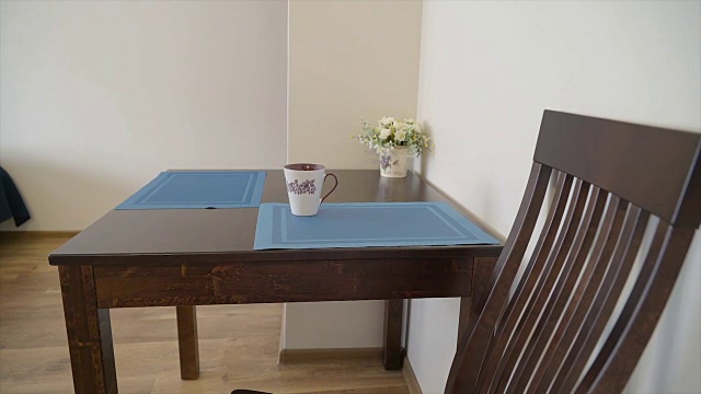 一张木制的桌子，上面有一个杯子视频素材