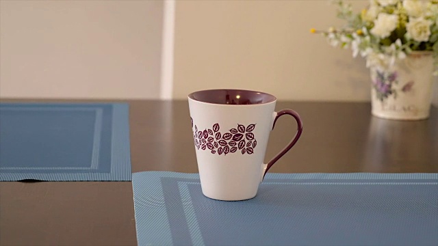 桌上放着一只白咖啡杯视频素材