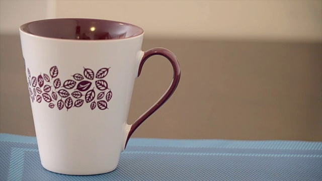 白色和紫色的咖啡杯视频素材