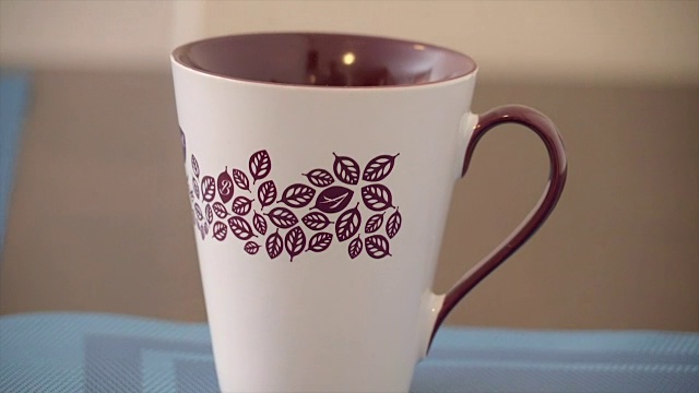 桌子上的白咖啡杯视频素材