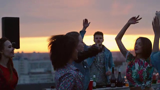 屋顶派对上跳舞的女孩视频素材