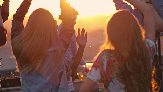 屋顶派对上跳舞的年轻人视频素材