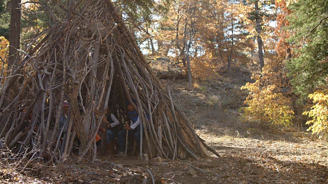 五个小孩一起玩耍离开森林里的一间小屋视频素材