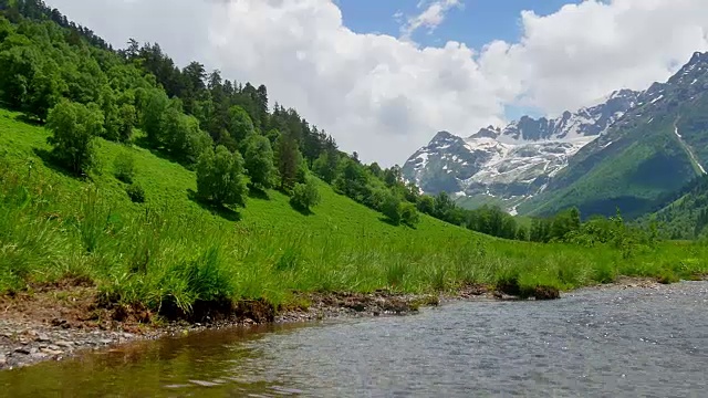 在Kavkaz地区有河流和森林的山谷视频素材