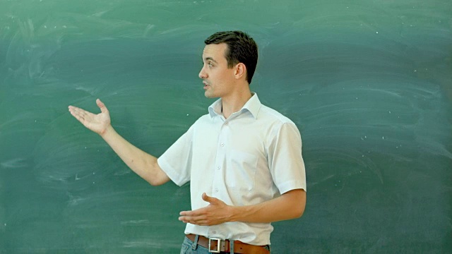 学生或老师在黑板前对着摄像机讲话视频下载
