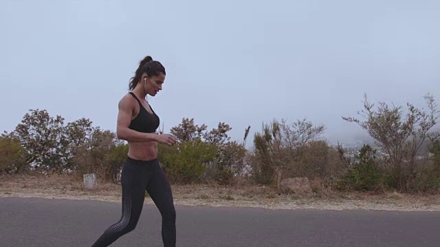 健身妇女完成她的跑步视频素材