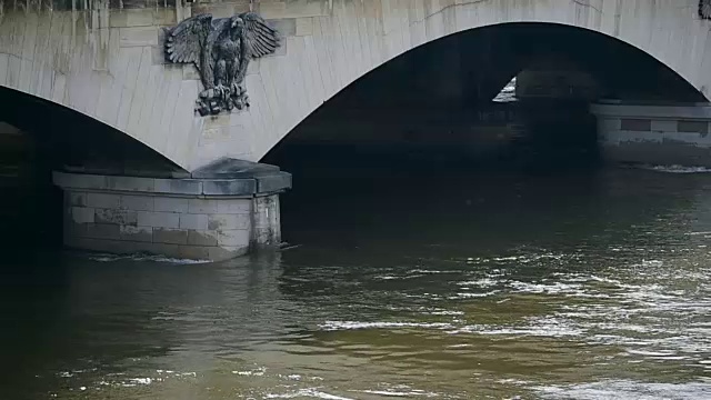 在一周的洪水中，塞纳河水位下降到正常水平视频素材