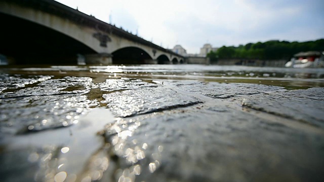 在一周的洪水中，塞纳河水位下降到正常水平视频素材