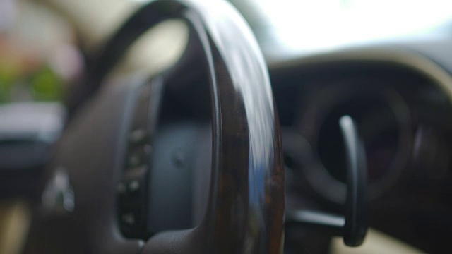 专业司机的双手转动方向盘，商人驾驶汽车视频素材